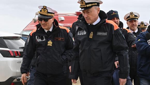El Comandante General italiano de la Guardia Costera, el Almirante Nicola Carlone (L), está acompañado por otro oficial de la 'Guardia Costiera' (R) cuando llega para visitar la playa de Steccato di Cutro, Crotone, 27 de febrero de 2023. (Foto: EFE/EPA/CARMELO IMBESI)