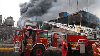 Ate: Bomberos controlan incendio que consumió tres viviendas y dejó familias en la calle a pocas horas de Navidad | VIDEO