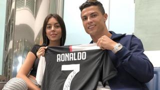 Con la firma de ‘CR7’: Georgina Rodríguez pone a la venta camiseta de Cristiano con fines benéficos 