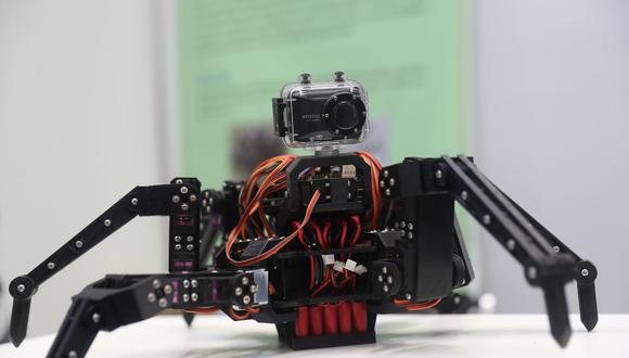 El robot cuenta con una cámara mediante la cual puede recoger información del terreno. (Foto: Andina)