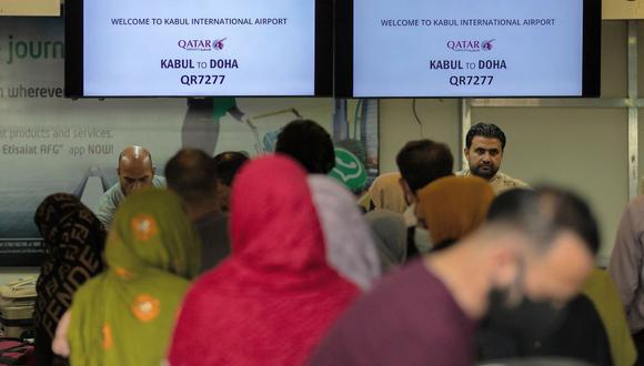 Pasajeros se preparan para abordar un vuelo de Qatar Airways en el Aeropuerto Internacional Hamid Karzai de Kabul, Afganistán, el 19 de septiembre del 2021. (Foto: AFP).