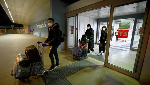 Los viajeros chinos salen de la sala de llegadas del Aeropuerto Internacional de Roma-Fiumicino, cerca de Roma, el 29 de diciembre de 2022. (Foto referencial de Filippo MONTEFORTE / AFP)