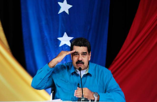 El sucesor de Chávez, Nicolás Maduro, continuó con el programa ahora llamado Diálogo Bolivariano" en el 2013 y rebautizado posteriormente como "Los Domingos con Maduro". Sin embargo, le dio un giro al formato, por lo que ahora no solo se transmite los domingos sino el día y a la hora que considere preciso, como para transmitir algún evento del Gobierno, por ejemplo. (AFP)