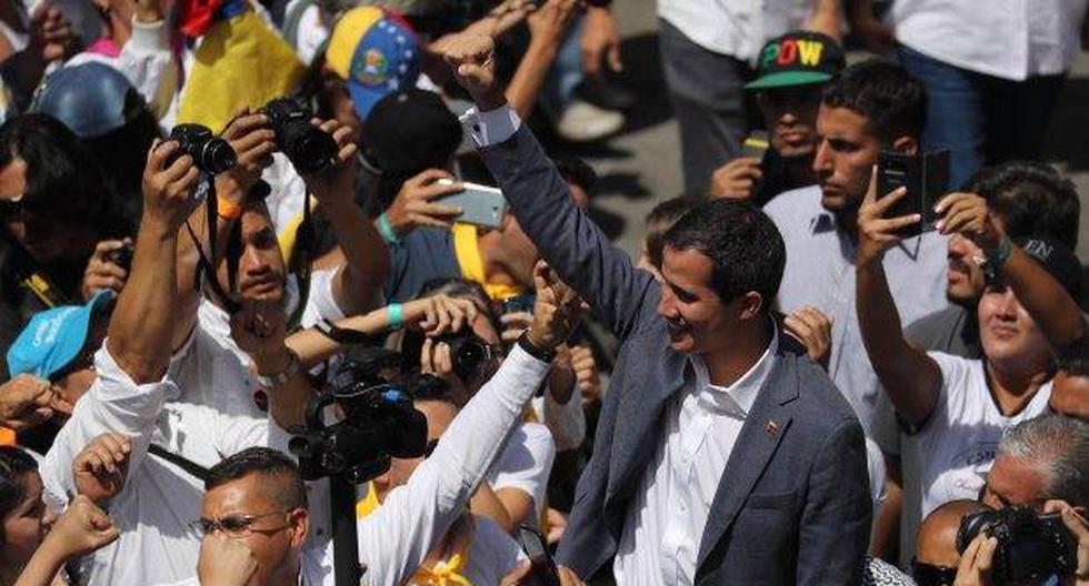 El jefe del Parlamento y presidente interino de Venezuela, Juan Guaidó, saluda a voluntarios para trabajos de ayuda humanitaria. (Foto: EFE)