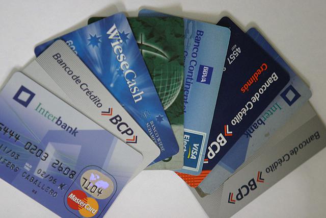 Los bancos cobran de interés por las tarjetas de crédito de consumo entre 23,06% y 151,73%. (Foto: Andina)