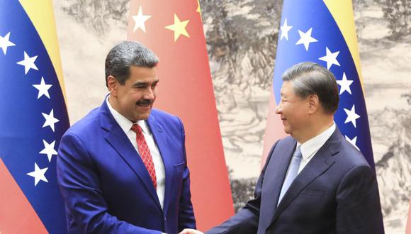 El presidente de China Xi Jinping y el presidente de Venezuela Nicolas Maduro durante su encuentro en el Gran Salón del Pueblo en Beijing. (Photo by ZURIMAR CAMPOS / Venezuelan Presidency / AFP)