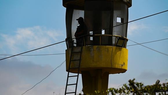 Un oficial de policía observa desde una torre de observación en el complejo penitenciario Guayas 1 en Guayaquil, Ecuador, el 11 de octubre de 2022.  (Foto referencial por MARCOS PIN / AFP)