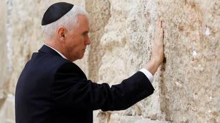 Mike Pence llegó a Jerusalén y visitó el Muro de los Lamentos