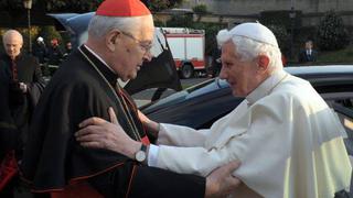Benedicto XVI ha dormido bien, está sereno y se dedica a rezar