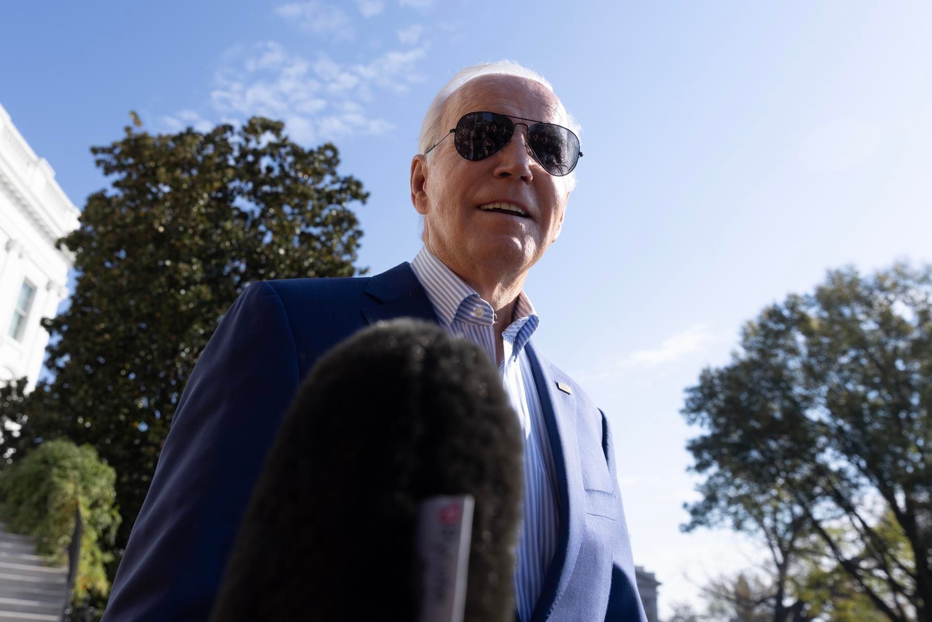 President Joe Biden speaks to the press as he leaves the South Lawn of the White House on his way to Illinois, on November 9, 2023. (EFE/EPA/MICHAEL REYNOLDS).