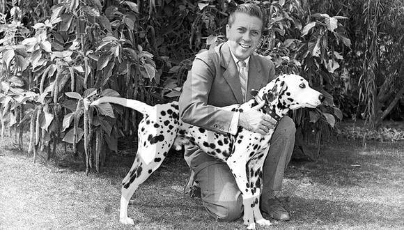 El joven conductor de televisión posa con su fiel perro a inicios de los años 60. (Foto: Archivo Histórico El Comercio)