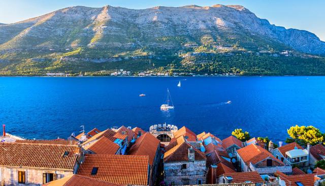 Korcula. Se trata de un pueblo empedrado que parece haberse detenido en el tiempo. A 6 km de distancia del centro puedes encontrar la playa Lumbarda. (Foto: Shutterstock)