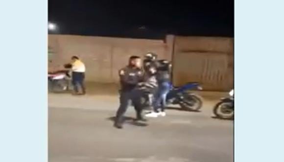 El policía que golpeó con su casco a un motociclista fue embestido y resultó herido. (Captura: Canal N)