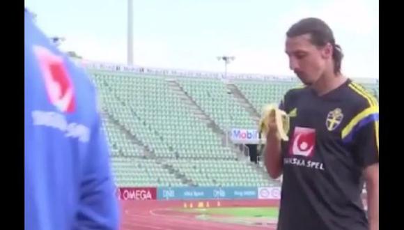 Zlatan Ibrahimovic molestó a periodista con cáscara de plátano