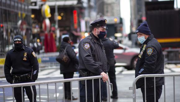 Los agentes de policía cierran la calle con barreras en Times Square, Nueva York, el 31 de diciembre de 2020. (Foto Referencial: Kena Betancur / AFP).