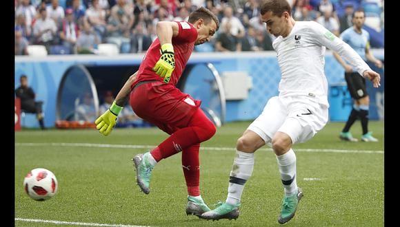 Portero de Uruguay Fernando Muslera quiso salir jugando y Griezmann estuvo a punto de marcar para Francia en duelo de Rusia 2018. (Autor: FIFA / Fuente: Latina / Foto: EFE)