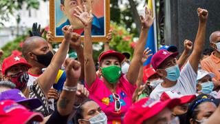 Venezuela: El chavismo celebra en pequeños grupos su victoria en las legislativas 