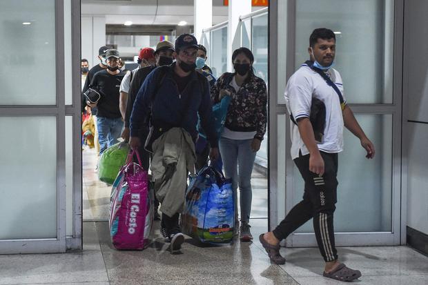 Migrantes venezolanos regresan a su país por el aeropuerto de Maiquetía, al norte de Caracas, tras su intento fallido de llegar a Estados Unidos. (Photo by Miguel ZAMBRANO / AFP)