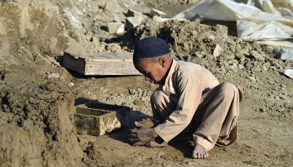 Las cifras de venta de bebés, el trabajo infantil y los matrimonios de niñas se han incrementado en Afganistán. En la foto, un niño fabrica ladrillos de arcilla con un molde en un horno de ladrillos en Kandahar el 11 de noviembre de 2021. (Foto de Javed TANVEER / AFP)