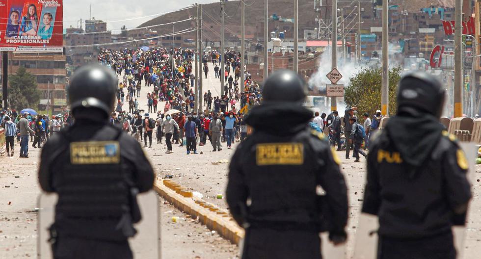 Los partidarios del expresidente Pedro Castillo chocan con la policía en la ciudad de Juliaca, el 7 de enero de 2023. (JUAN CARLOS CISNEROS / AFP).
