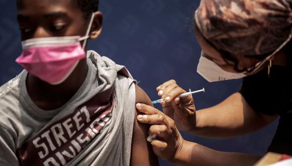 Un niño recibe una dosis de la vacuna Pfizer / BioNTech contra el coronavirus COVID-19 en el sitio de vacunación Discovery en Sandton, Johannesburgo, Sudáfrica, el 15 de diciembre de 2021. (LUCA SOLA / AFP).