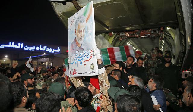 Las personas llevan el ataúd del comandante iraní Qasem Soleimani a su llegada al aeropuerto internacional de Ahvaz, en el suroeste de Irán. (Foto: AFP)