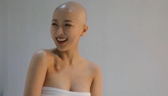Dawn Lee es una youtuber de belleza a quien diagnosticaron linfoma en febrero. (Captura de pantalla)