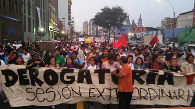 Ley laboral: jóvenes culminaron protesta en la Plaza San Martín - 2