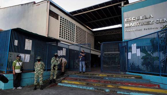 El centro de votación Escuela Martínez Centeno sin presencia de electores, en Caracas, Venezuela. (EFE/RAYNER PEÑA R.).
