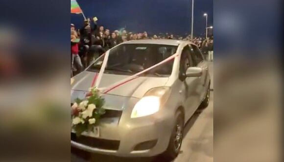 Manifestantes en Chile abren paso al auto de una pareja de recién casados. (@polisxma)