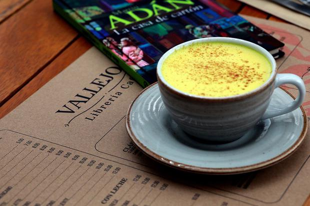 The golden latte is an extravagant option offered by Vallejo Librería Café.  It is an infusion with turmeric and cinnamon with milk. 