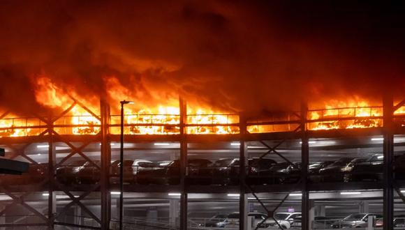 Un incendio se registra en el aeropuerto de Luton, el Londres, el 10 de octubre de 2023. (Foto de LNP / The Sun)