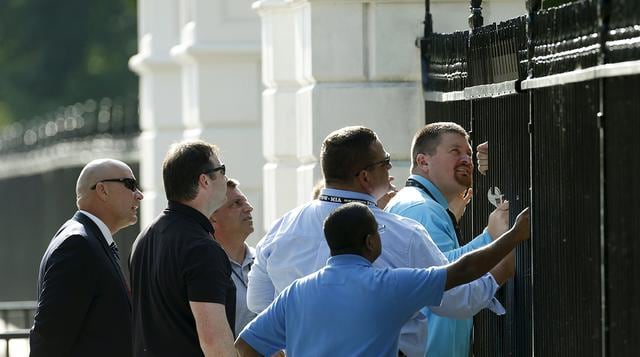 Casa Blanca refuerza seguridad con púas de acero en sus rejas - 6