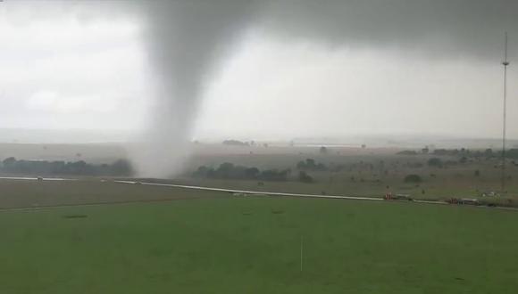 El video del tornado fue registrado por un cazador de tormentas de Oklahoma, Estados Unidos. (Foto: WeatherNation en YouTube)