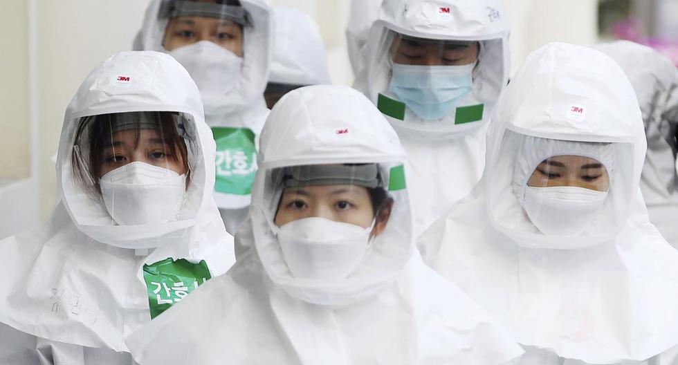 Corea del Sur, uno de los primeros países en ser fuertemente afectados por el coronavirus, ha logrado llevar a cabo una buena respuesta a la pandemia. En la imagen, trabajadores sanitarios desinfectan una estación del metro de Seúl. (Park Dong-ju/Yonhap via AP).