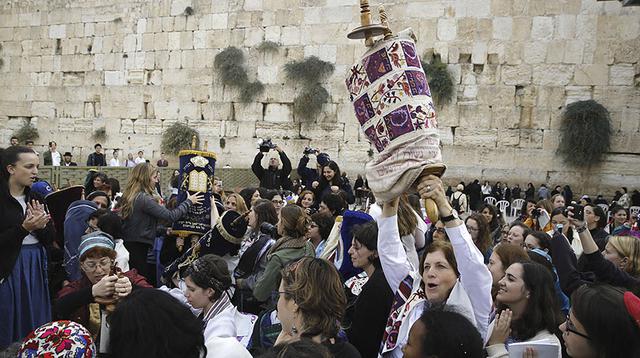 Mujeres se enfrentan a judíos ortodoxos en Muro de los Lamentos - 5