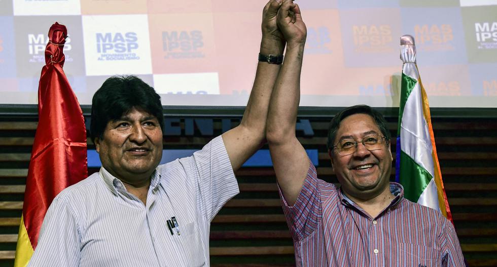 El expresidente de Bolivia Evo Morales y el entonces candidato por el partido Movimiento al Socialismo (MAS), Luis Arce (hoy presidente), posan para los fotógrafos después de una conferencia de prensa, en Buenos Aires, el 27 de enero de 2020. (Foto de RONALDO SCHEMIDT / AFP)