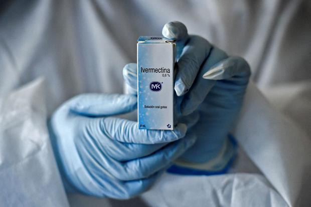 A health worker shows a box containing a bottle of Ivermectin in Cali, Colombia, on July 21, 2020 (LUIS ROBAYO / AFP).