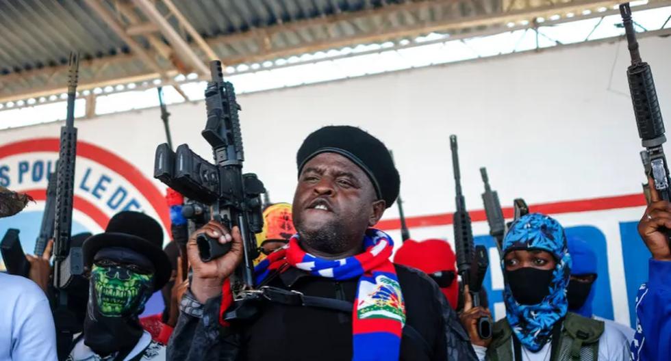 Uno de los líderes de pandillas más poderosos de Haití, Jimmy 'Barbecue' Cherizier, se presenta como un revolucionario que lucha contra un sistema corrupto. (Matias Delacroix/Foto AP).
