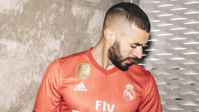 Real Madrid presentó este lunes 6 de agosto su tercer uniforme para afrontar la temporada 2018-19. La nueva indumentaria es color rojo coral y está hecha de un material poco usual (Foto: Real Madrid)