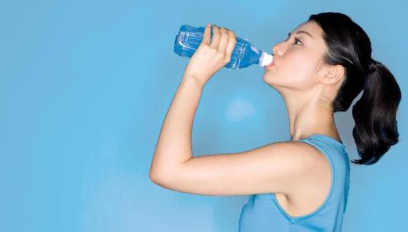 Un cuerpo sano nos alerta de la deshidratación haciéndonos sentir sed. (Foto: Getty)