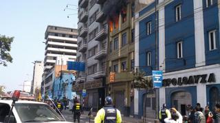 Incendio consumió departamento de un edificio del Cercado