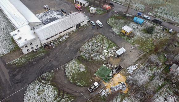 Imagen de archivo | La vista aérea tomada el 17 de noviembre de 2022 muestra el lugar donde un ataque con misiles mató a dos hombres en la aldea de Przewodow, en el este de Polonia, cerca de la frontera con Ucrania. (Foto de Wojtek RADWANSKI y Damien SIMONART / AFP)