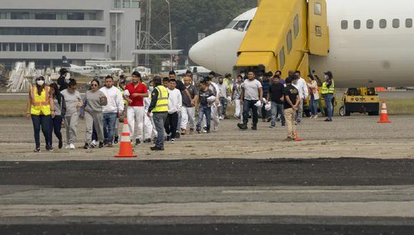 Migrantes guatemaltecos fueron deportados desde Estados Unidos desembarcan en el Aeropuerto Internacional La Aurora en la Ciudad de Guatemala, el jueves 11 de mayo de 2023. (Foto Santiago Billy / AP)