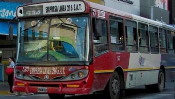 Un escolar abordó un bus equivocado para ir a su colegio, pero recibió la ayuda de tres conductores, quienes lo orientaron. (Foto: Facebook / Vías y buses).