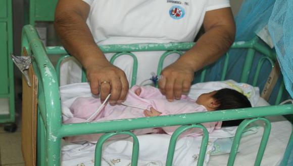 Piura: bebé de madre fallecida por dengue bajo observación