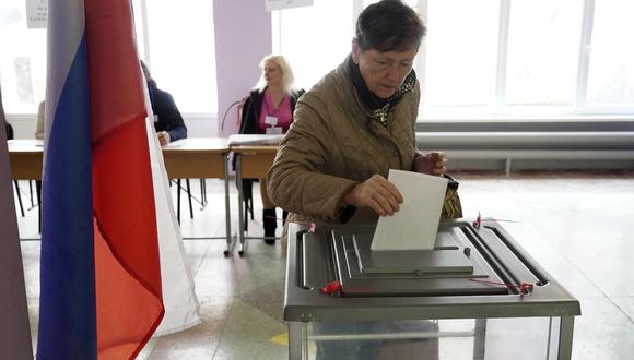 Una mujer emite su voto para un referéndum en un colegio electoral en Mariupol el 27 de septiembre de 2022. (Foto: STRINGER / AFP)
