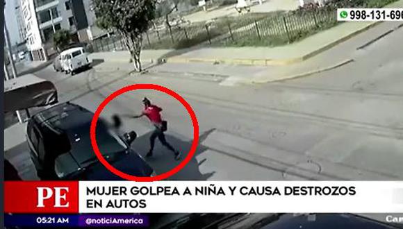 En un video captado por una cámara de seguridad se ve que la mujer se acerca sigilosamente a la menor y de un violento jalón la tira contra la pista.  (América Televisión)