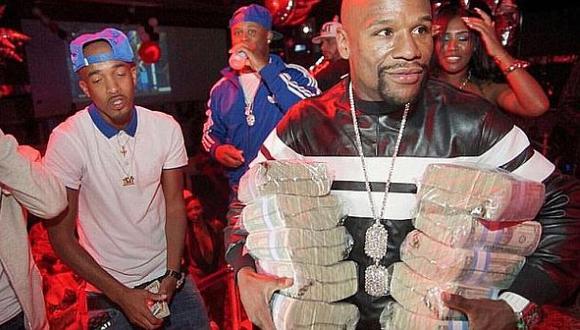 Mayweather salió de fiesta con bolsas de billetes en manos