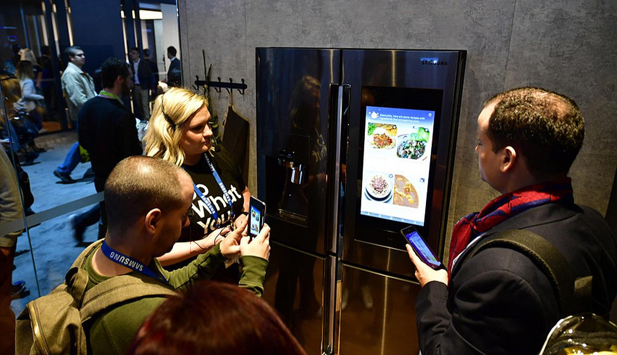 Samsung presentó su nueva línea de dispositivos basado la experiencia inteligente de IoT en su stand en el CES 2018.
A través de doce zonas diferentes dentro del stand de la compañía, los participantes observaron cómo serán sus vidas con los productos de Samsung en los próximos años, y cómo los conceptos de la compañía en el hogar, los negocios y movilidad cambiarán para siempre. (Foto: El Comercio)